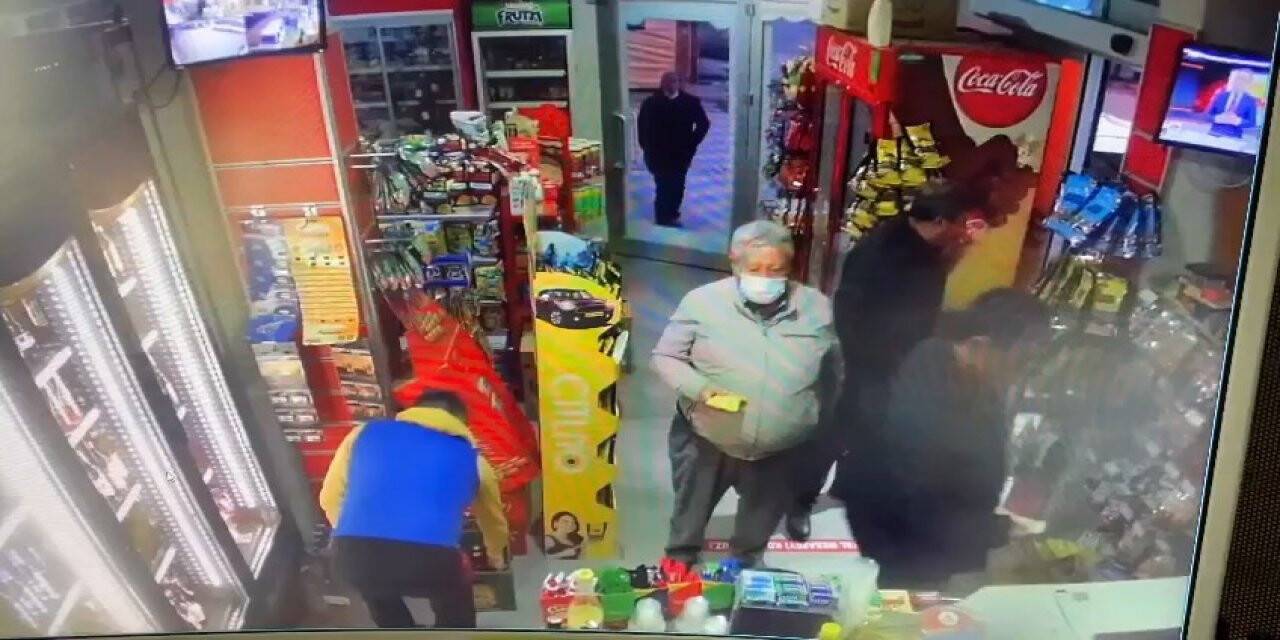 Husumetlisinin boğazına markette bıçak dayadı, dükkân sahibi ve müşteriler kurtardı