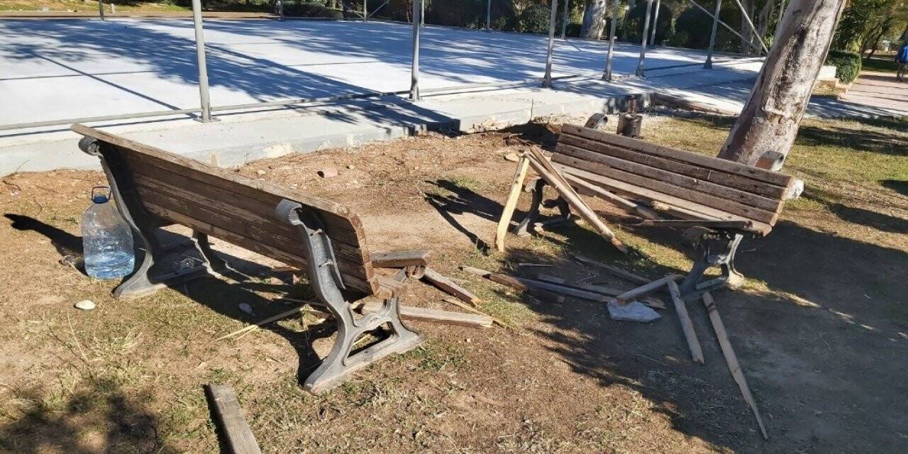 Datça’da oturma banklarına zarar verildi