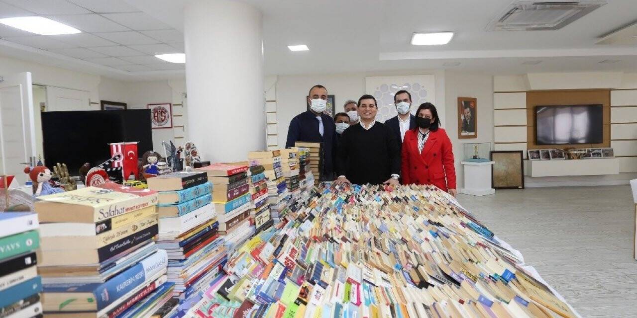 AK Parti, Cemil Meriç Kitaplığına 4 binden fazla eser bağışladı