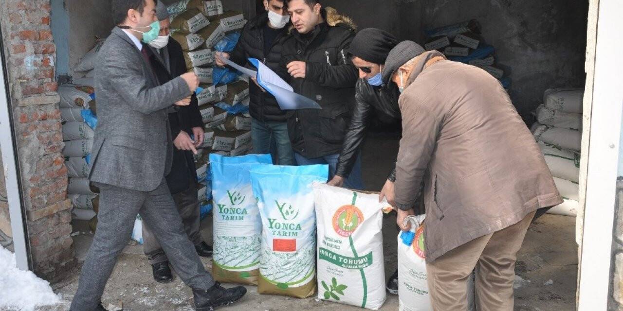 Bulanık’ta çiftçilere yonca tohumu dağıtımı
