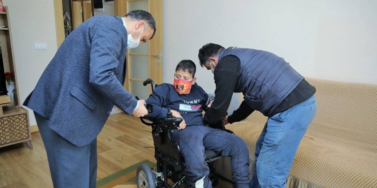 Engelli gencin akülü sandalye sevinci