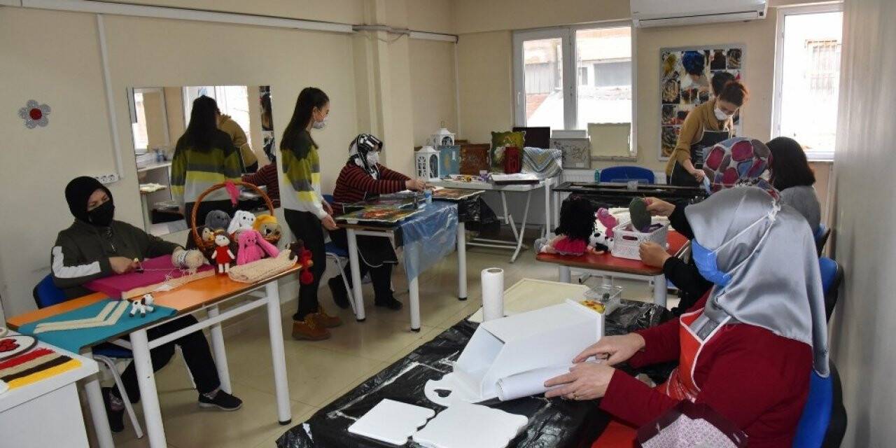 Kadınlar el sanatları kursunu çok sevdi