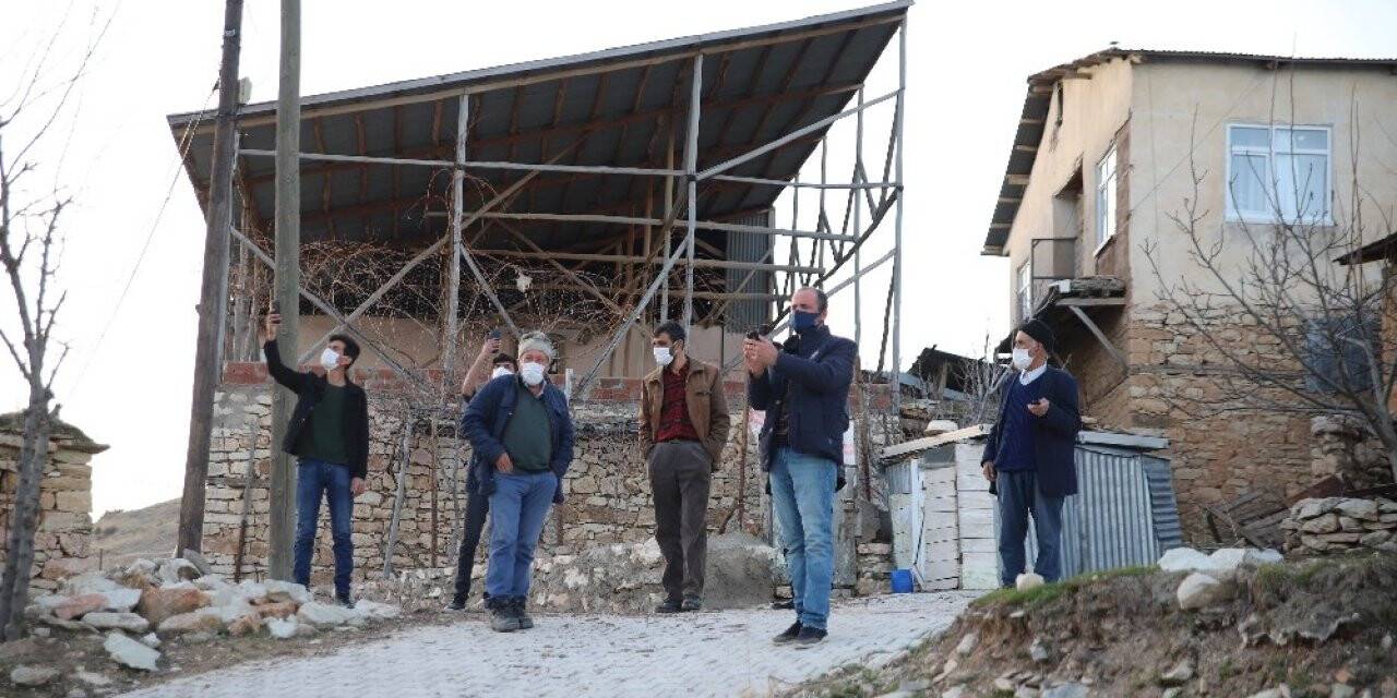 Bu köy, 3 ilin ortasında ama telefonlar çekmiyor, vatandaşlar yollara düşüyor