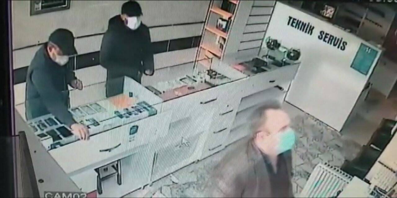 Cep telefonu dükkanından hırsızlık kamerada