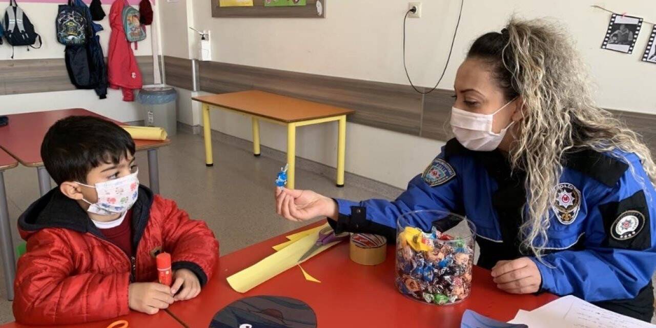 Polisler minik öğrencilerin okul sevincine ortak oldu