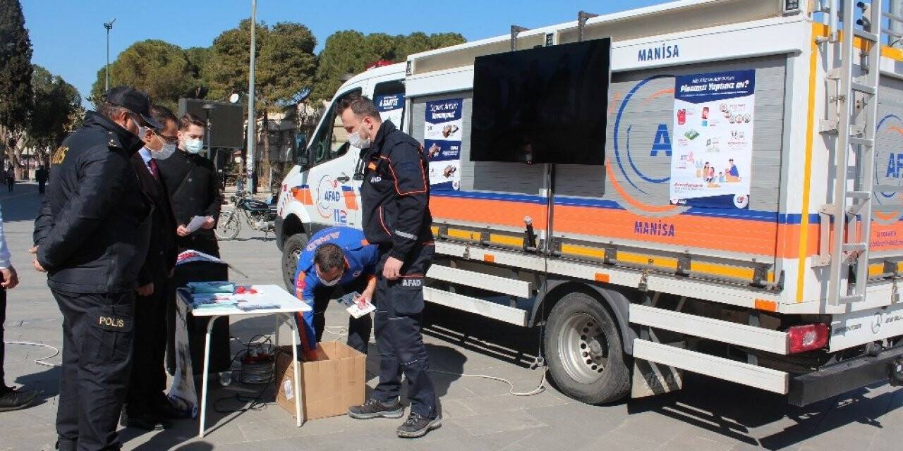 AFAD ekipleri Alaşehir’de broşür dağıttı