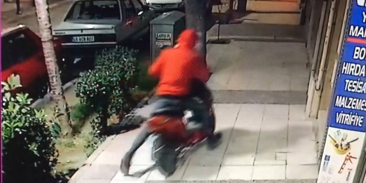 Kendi motosikleti gibi alıp gitti, güvenlik kamerasına takıldı