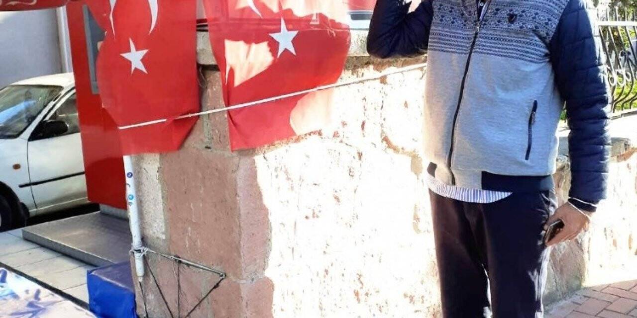 Her gördüğünde selam durup bayrağı öpüyor