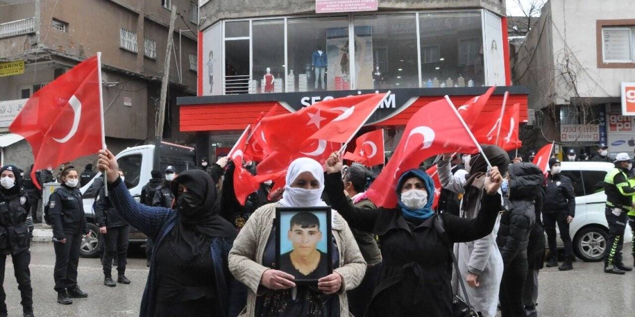Şırnak’ta acılı anneler ’Kahrolsun PKK’ sloganları ile evlatlarını HDP’den istedi