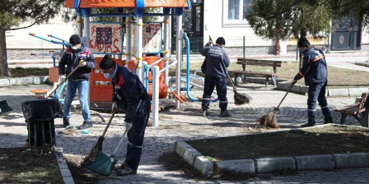 Kütahya’da park ve bahçelerde temizlik