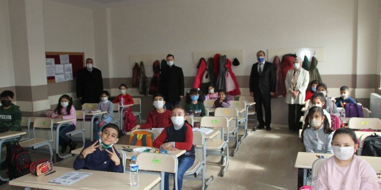 Kaymakam Demirer’den okul ziyareti