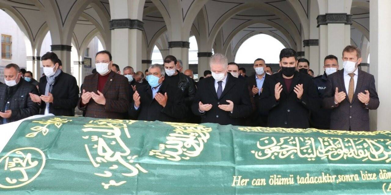 İbrahim Ay’ın annesi Nükhet Ay gözyaşlarıyla defnedildi