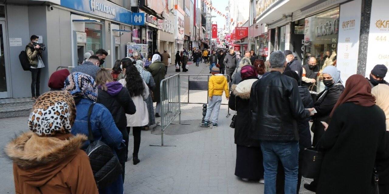 ’Kırmızı’ alarm veren Samsun’da tedbirler de kuyruklar da arttı