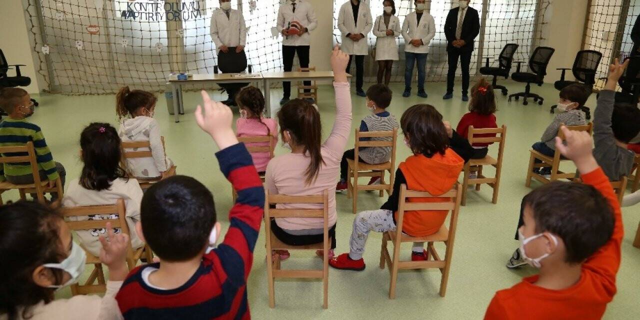 Minik öğrenciler ağız ve diş taramasından geçti