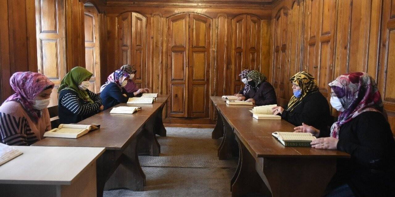 Kadınlar Şahinbey’in kurslarında Kuran-ı Kerim okumayı öğreniyor