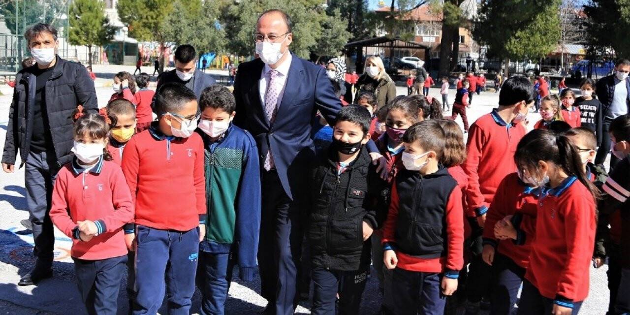 Pamukkale Belediyesinden 20 bin öğrenciye dergi sürprizi
