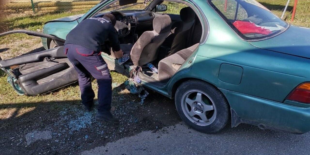 Kontrolden çıkarak refüje çarpan araç içerisinde sıkıştı