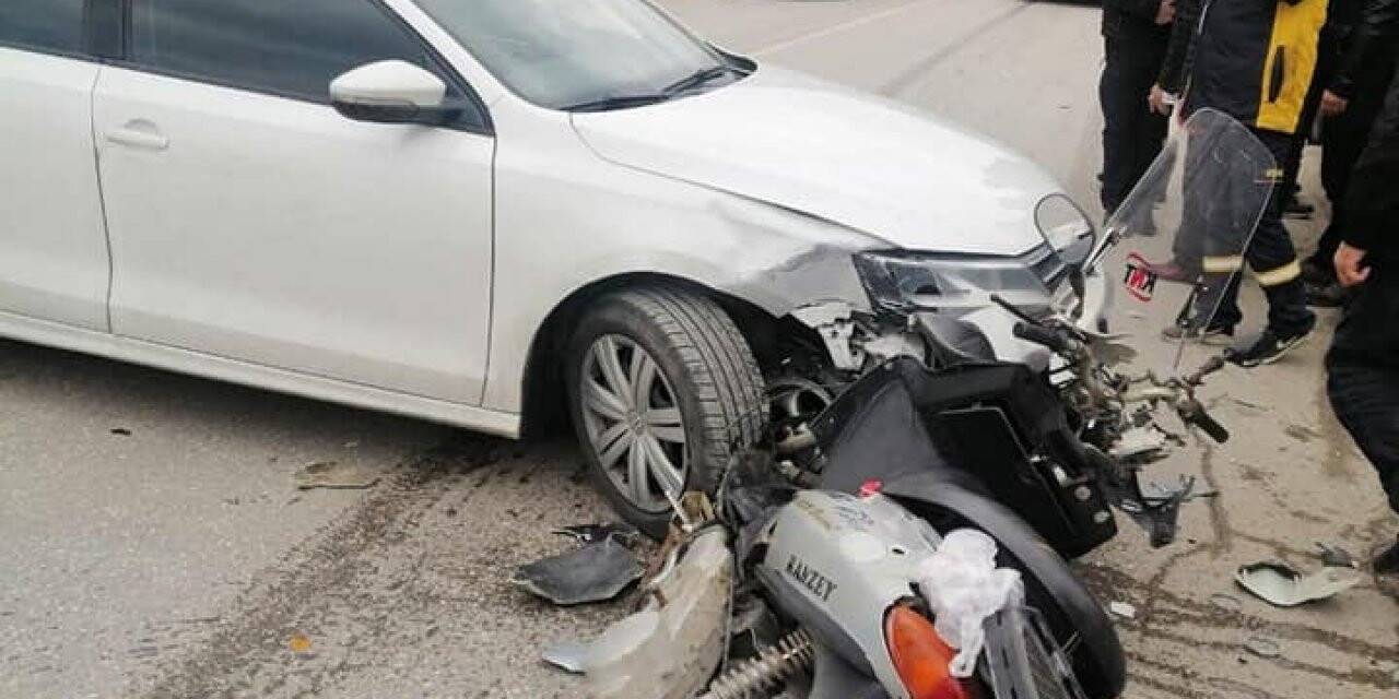 Motosiklet sürücüsü, kaskı sayesinde kazayı hafif yaralı atlattı