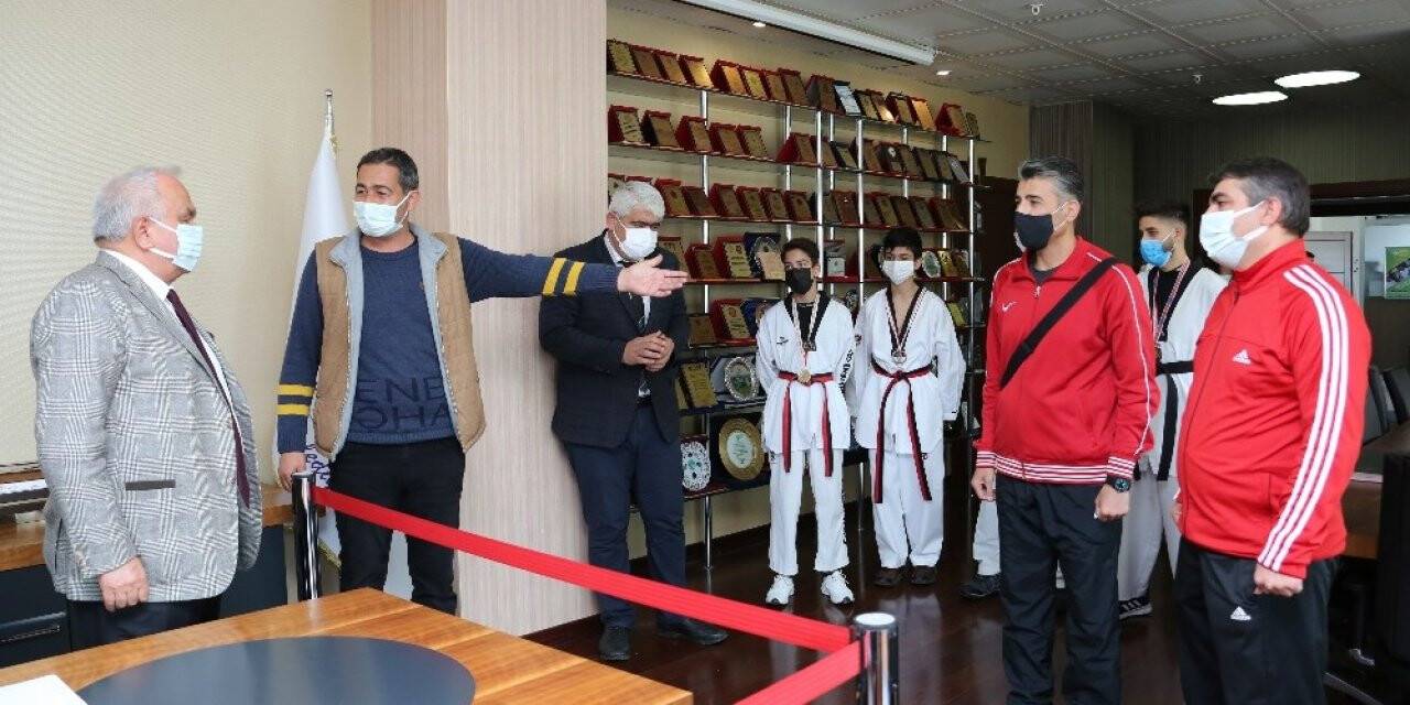 Tollu’dan şampiyona yolcusu sporculara destek