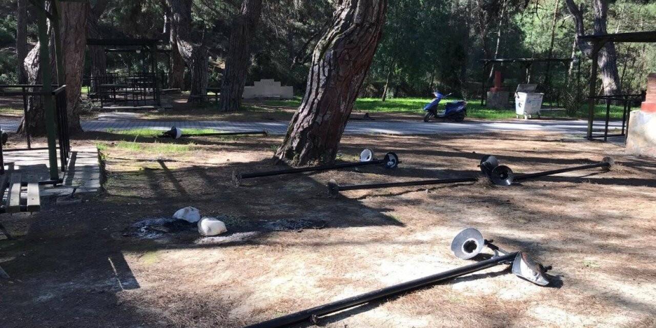 Kaş’ta kimliği belirsiz kişiler parkı tahrip eti