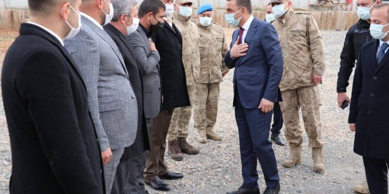 Vali Hacıbektaşoğlu köylerde vatandaşlarla bir araya gelip öğrencilere hediyeler dağıttı