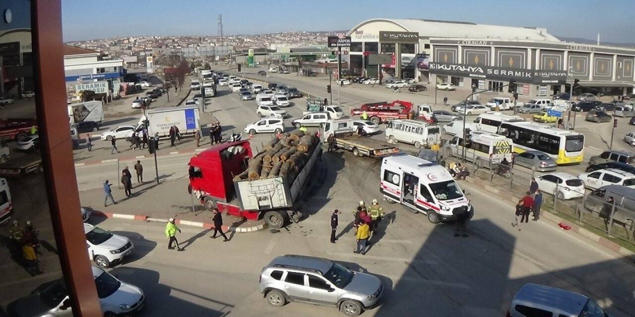 Tomruk yüklü tır ticari aracı biçti: 2 yaralı