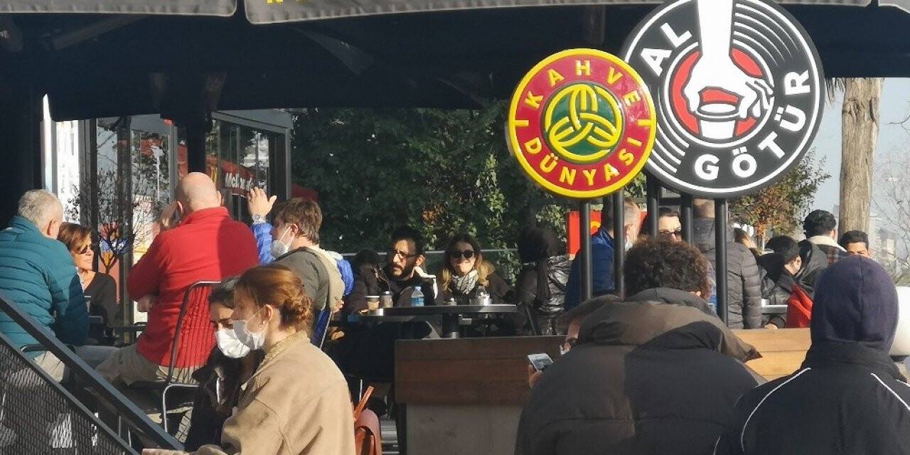 Caddebostan’da kalabalık havadan görüntülenirken bir kişinin gaz maskesi ile dolaşması dikkat çekti