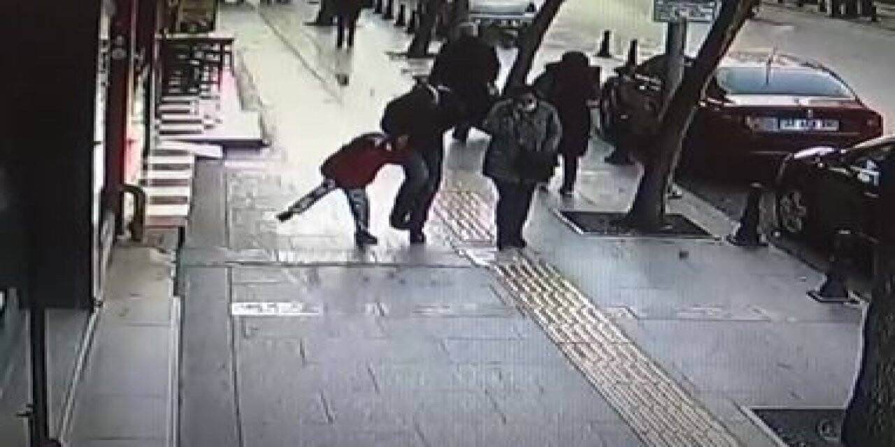 Kaldırımda yürüyen çocuğun üzerine taş düştü