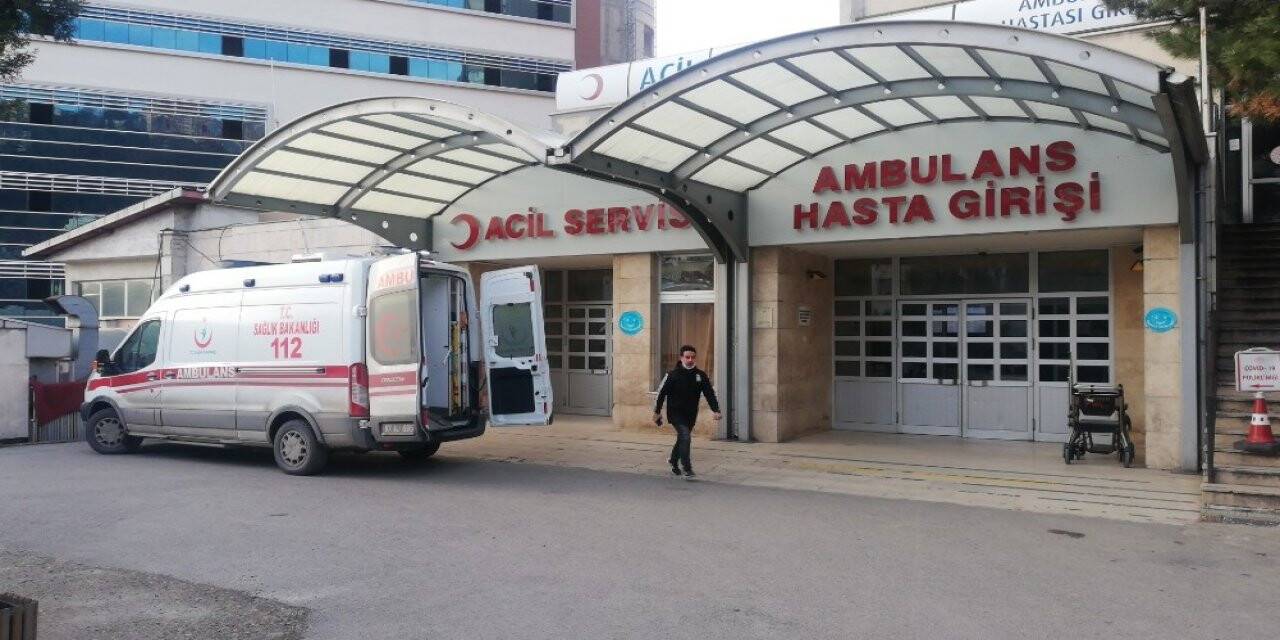 İş yerinde çalışırken başına düşen cisimle yaralandı
