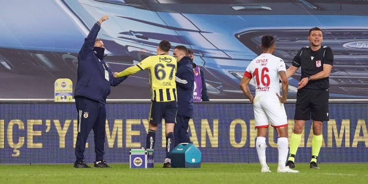 Mesut Özil sahayı sedyeyle terk etti