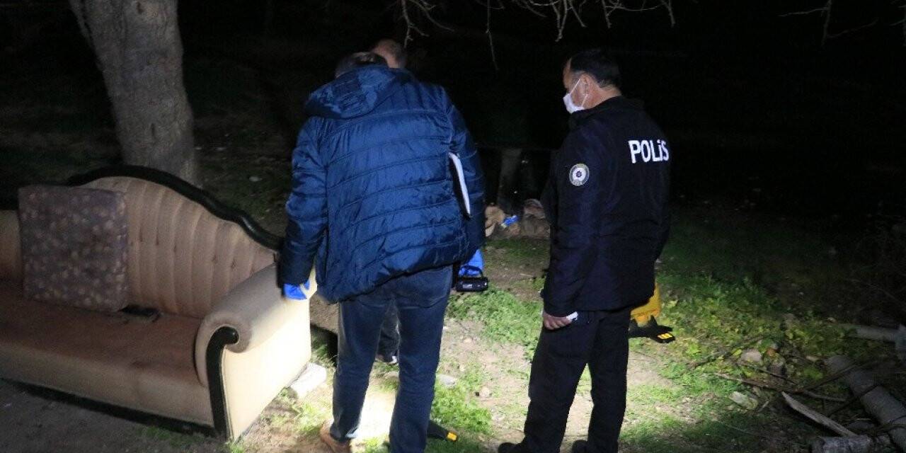 Husumetlisini vurmak isterken önüne geçen karısını vurdu