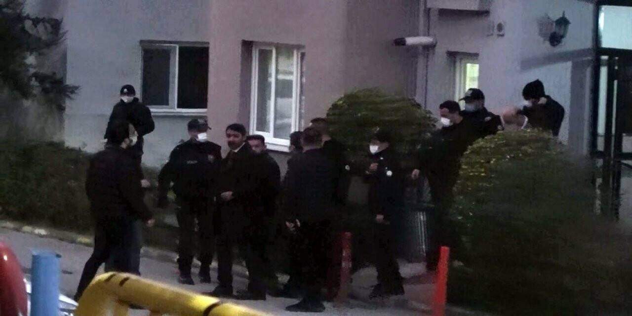 Boşanma aşamasındaki eşini ve çocuğunu rehin aldı