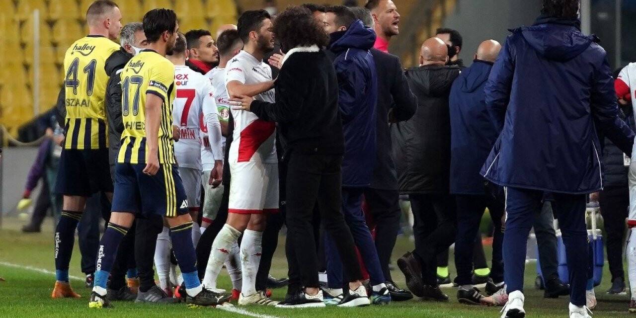 Kadıköy’de maç sonu saha karıştı