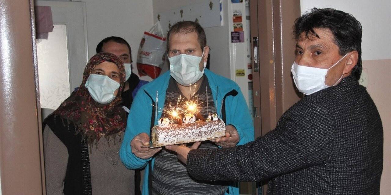 Muhtardan, engelli kardeşlere doğum günü sürprizi
