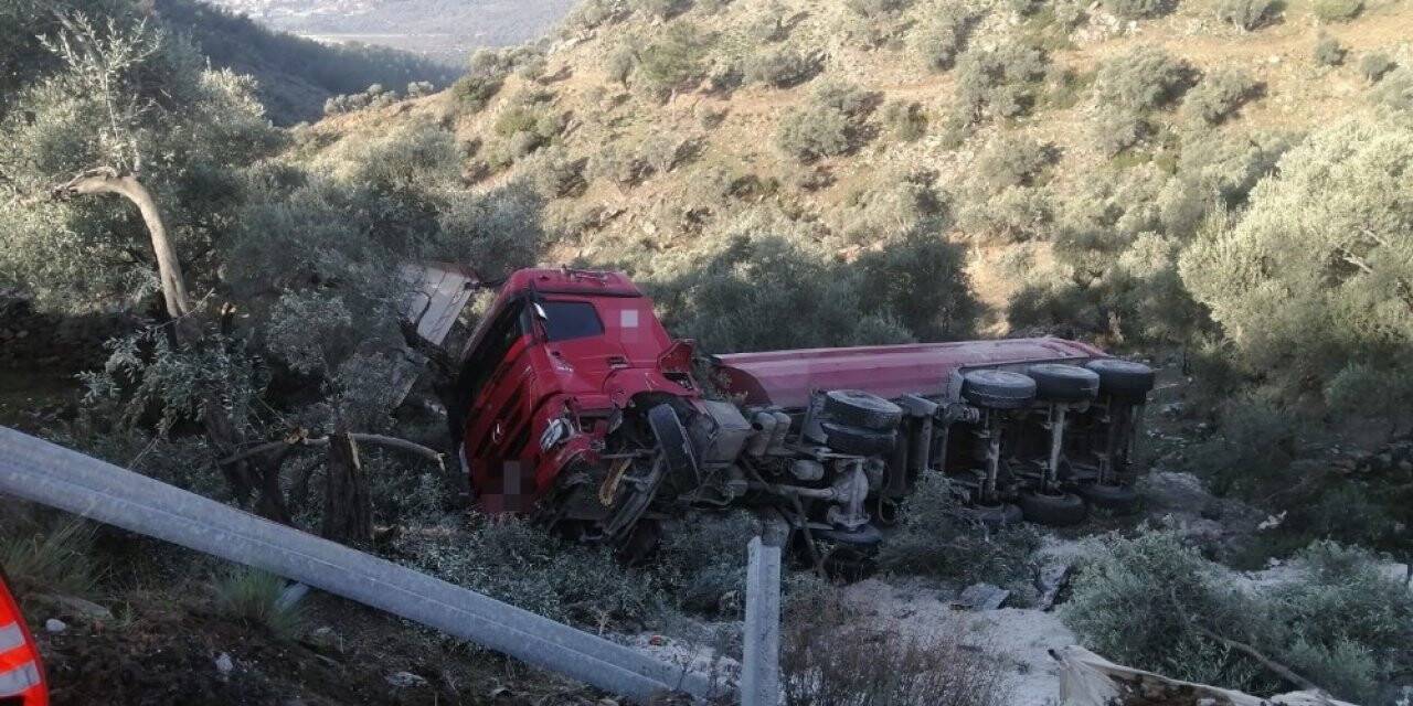 Kontrolden çıkan kamyon uçuruma uçtu: 1 ölü