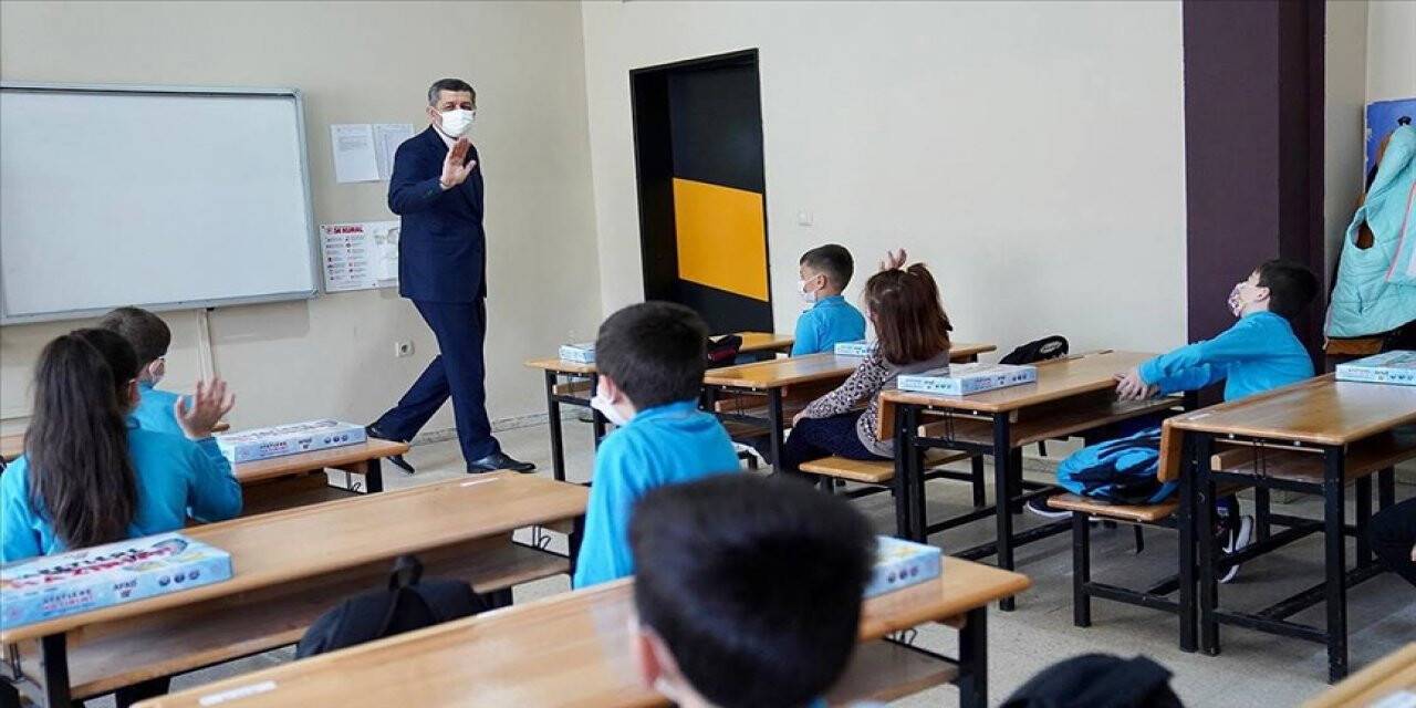 Bakan Selçuk: Şehirlerimizin alacağı mesafeye göre okulların durumunda değişkenlik olacak
