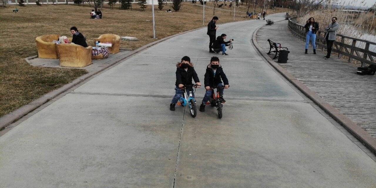 Hafta sonu kısıtlamasının kaldırılmasıyla aileler parklara akın etti