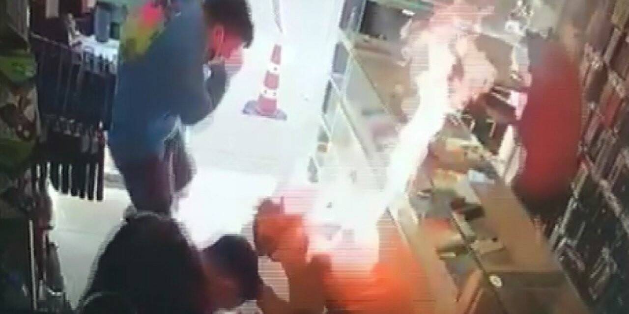 Cep telefonu bataryası bomba gibi patladı