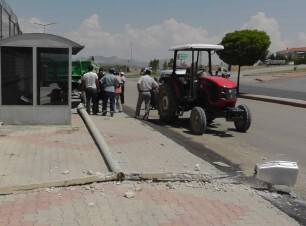 Römork aydınlatma direğini devirdi