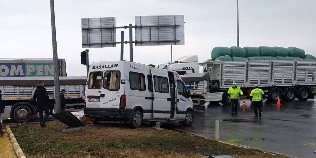 Konya'da tarım işçilerini taşıyan minibüs ile tır çarpıştı: 8 yaralı