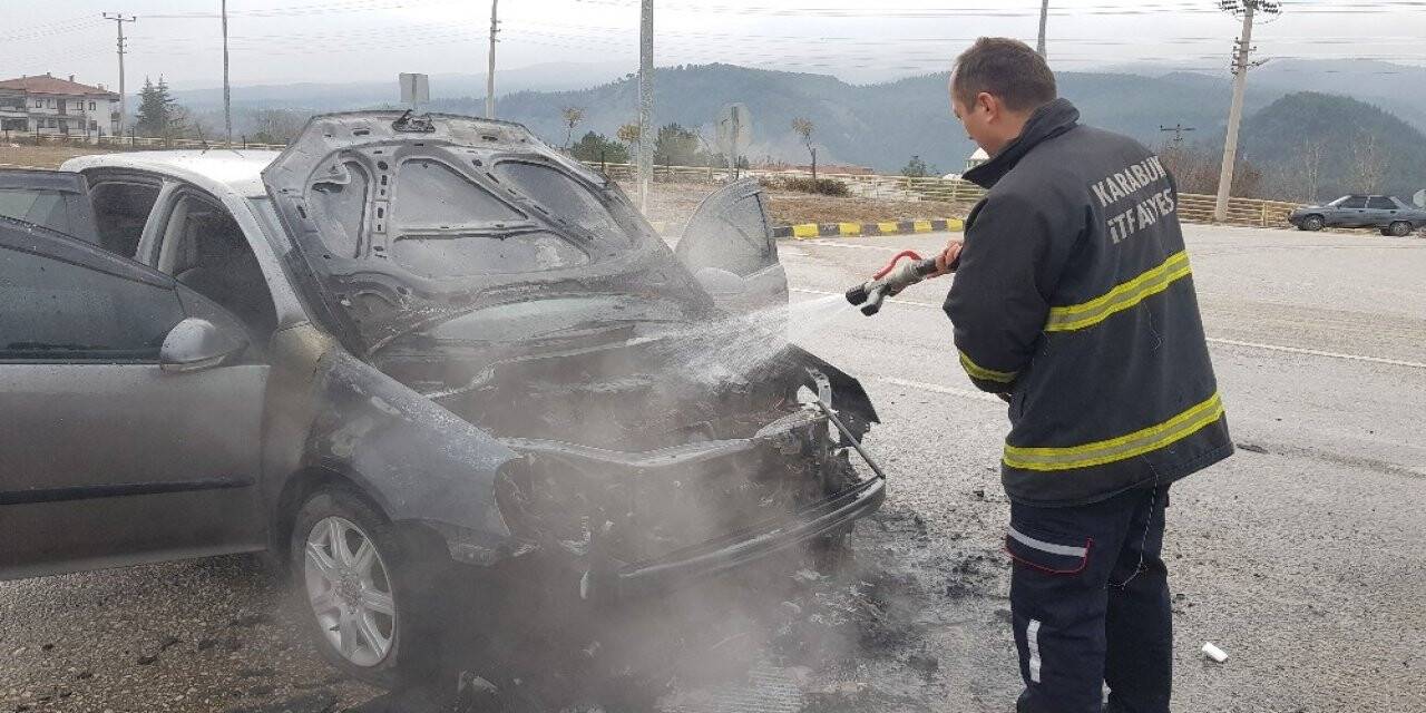 Seyir halindeki otomobil alev aldı