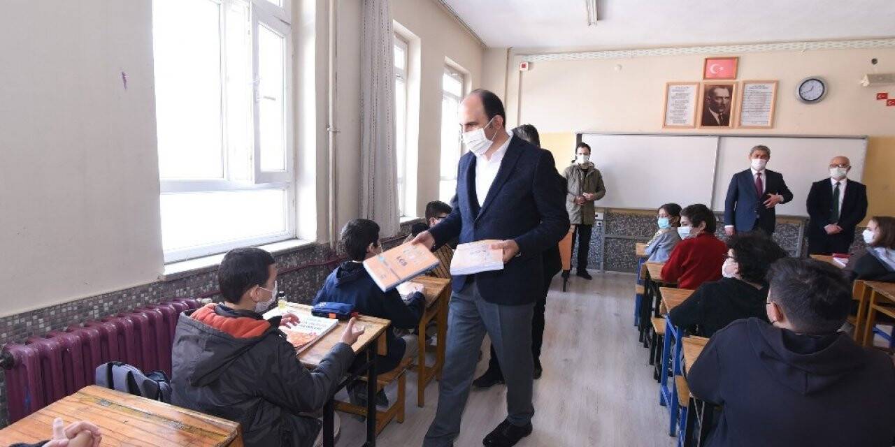 Konya Büyükşehir’den 8. sınıf öğrencilerine LGS çalışma kitabı