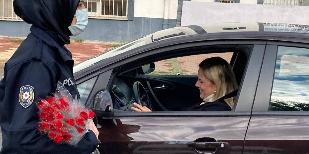 Kadın sürücülerin ceza korkusu çiçekle son buldu