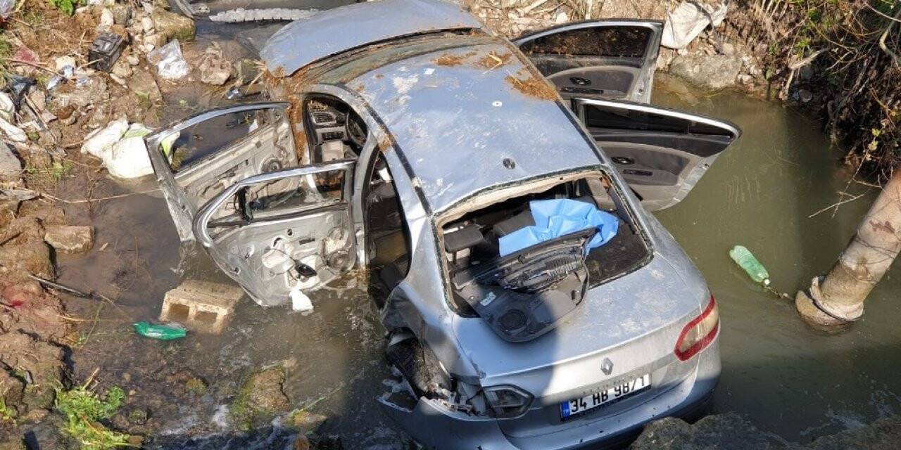 Minibüsle çarpışan otomobil dereye uçtu: 3 ölü, 2 yaralı