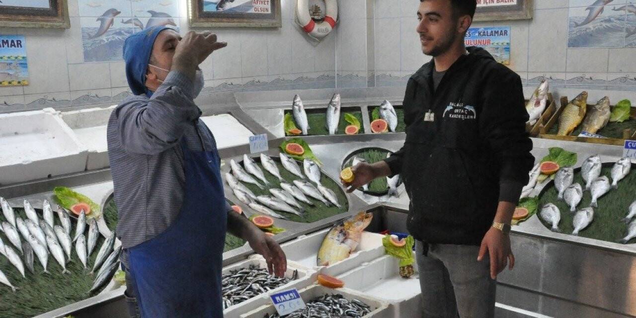 Sağlıklı diye çiğ balığın üzerini limonu sıkıp yiyor
