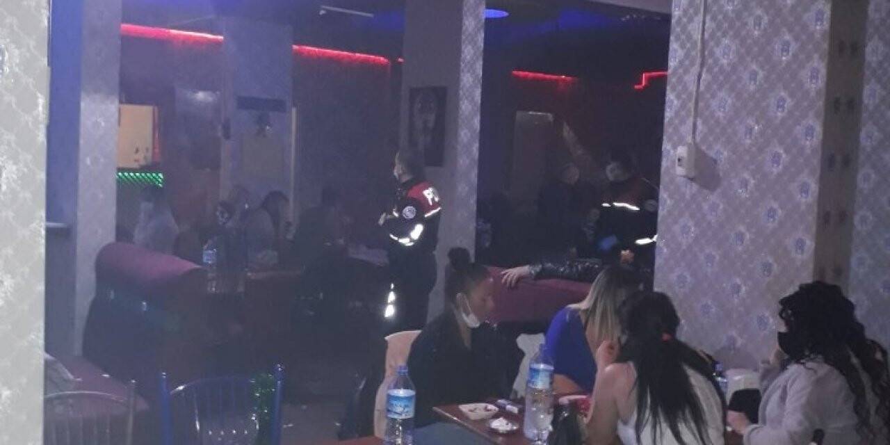 'Çok yüksek risk' grubundaki Konya'da iş yerinin mührünü bozup eğlenenler polise yakalandı