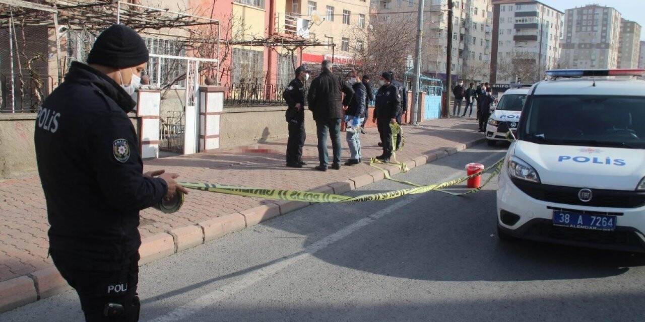 Tartıştığı komşusunu kafasından vurdu