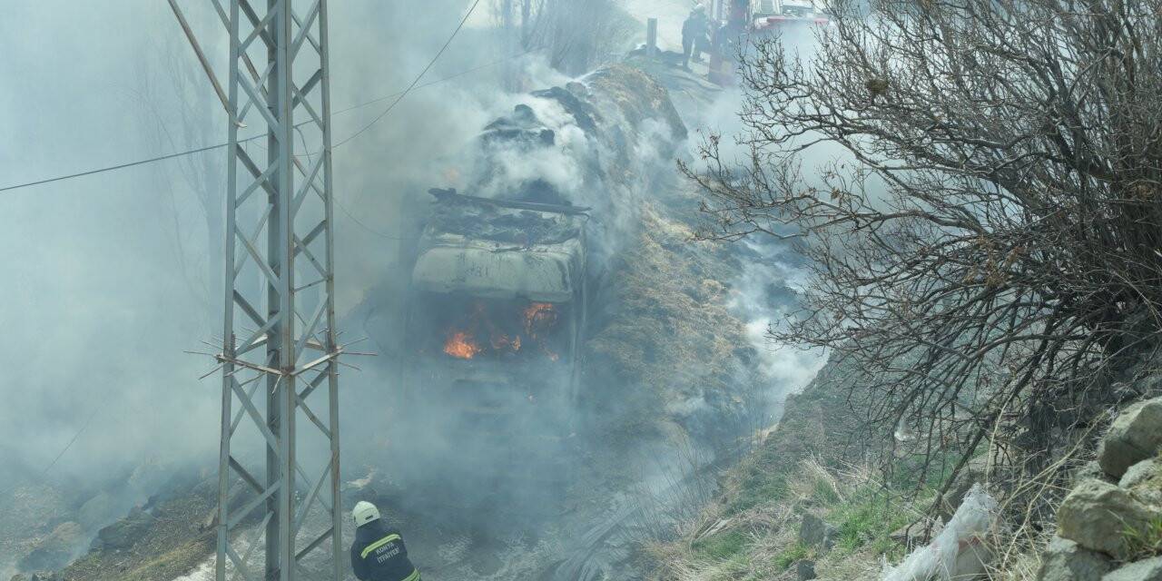 Konya'da saman yüklü tır yandı