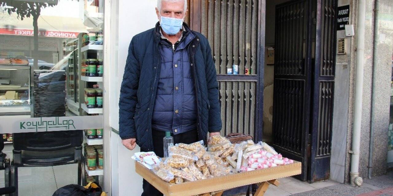 Bir metre karelik tezgah ile 4 çocuk yetiştirdi