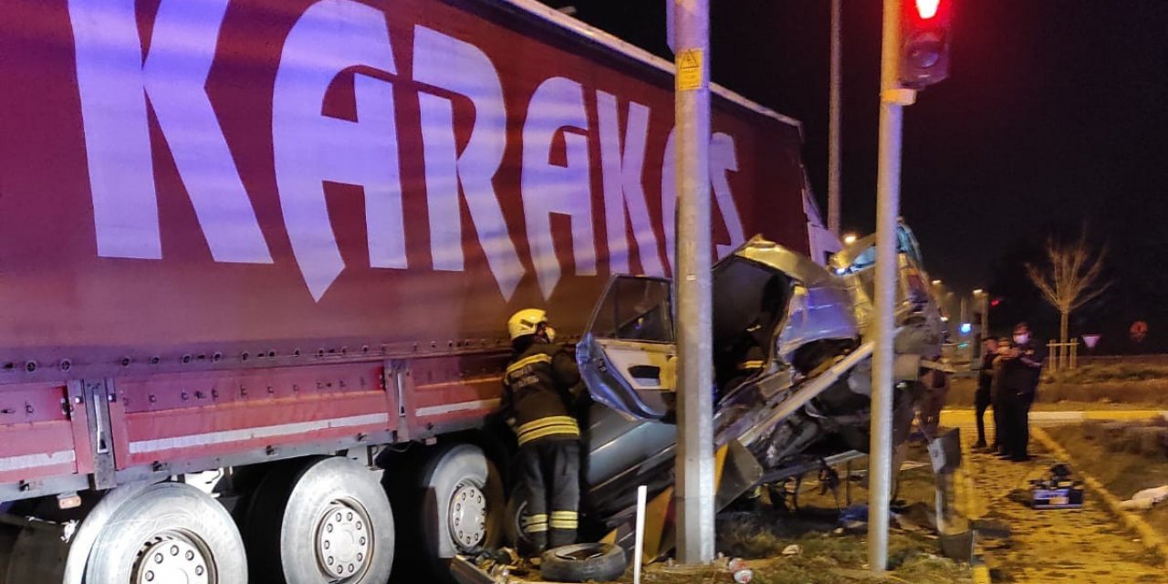 Konya'da kaza! Otomobil ile tır çarpıştı: 5 yaralı